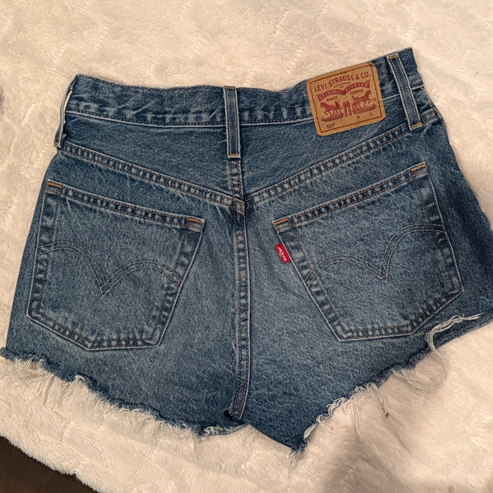 Levi's Classic 501 button fly Cutoff Denim Shorts in Blue. Size 25
